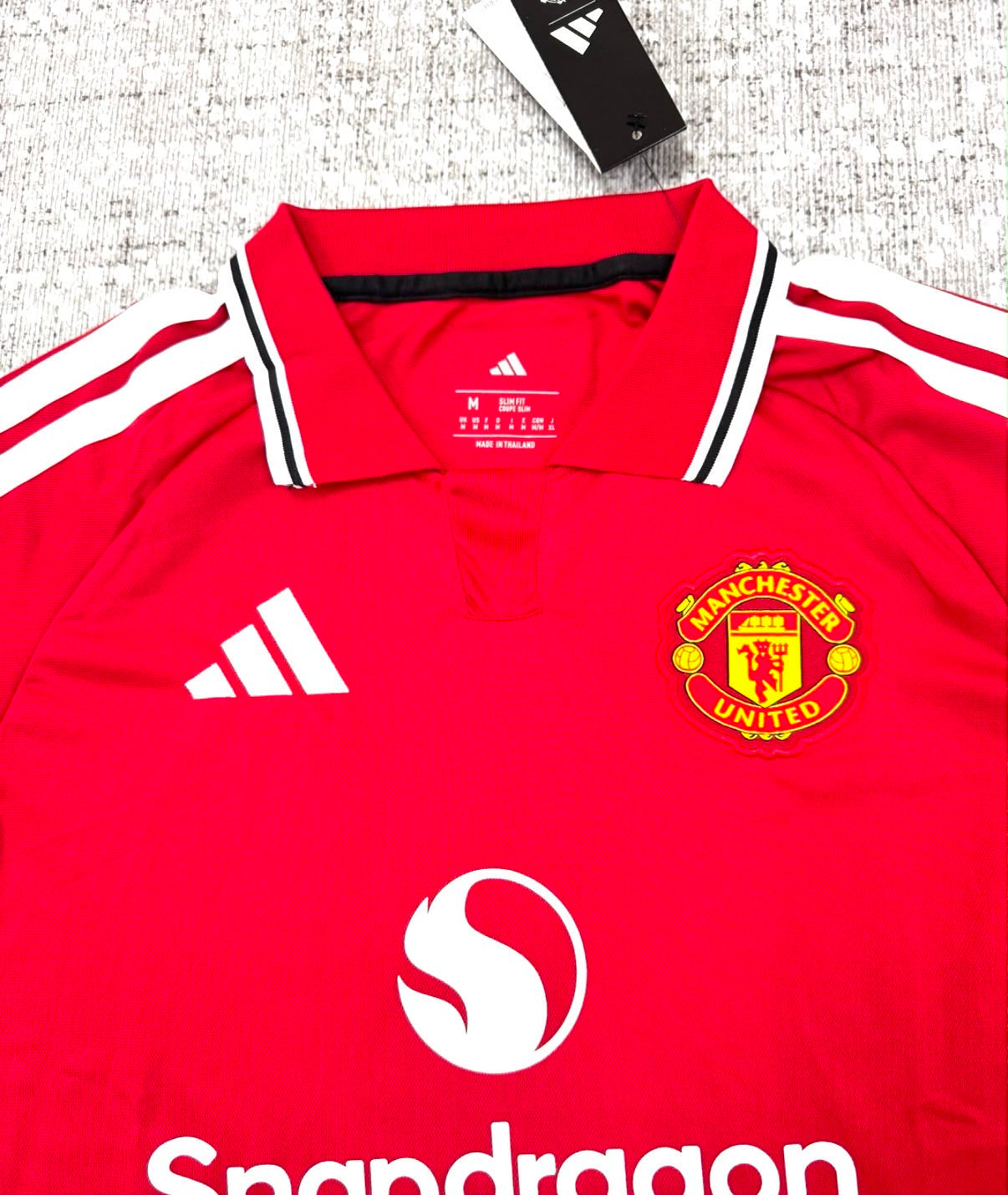 Manchester United maillot domicile 2026/27 rouge détail face
