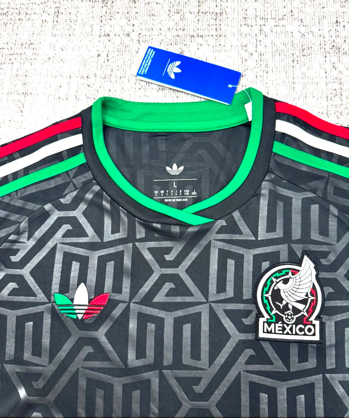Détail col écusson et motif du maillot Mexique noir édition spéciale