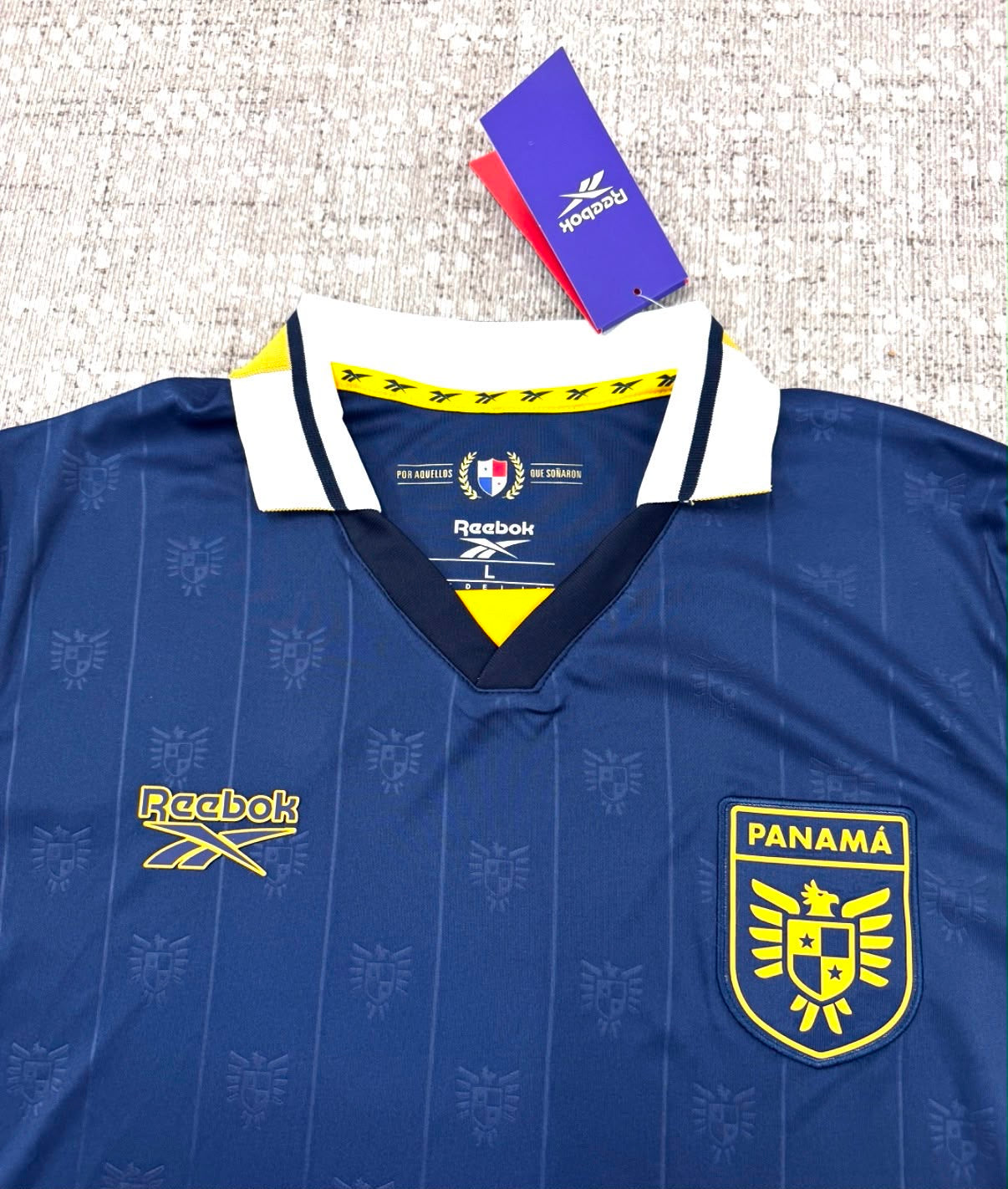 Panama maillot bleu rétro détail écusson et col