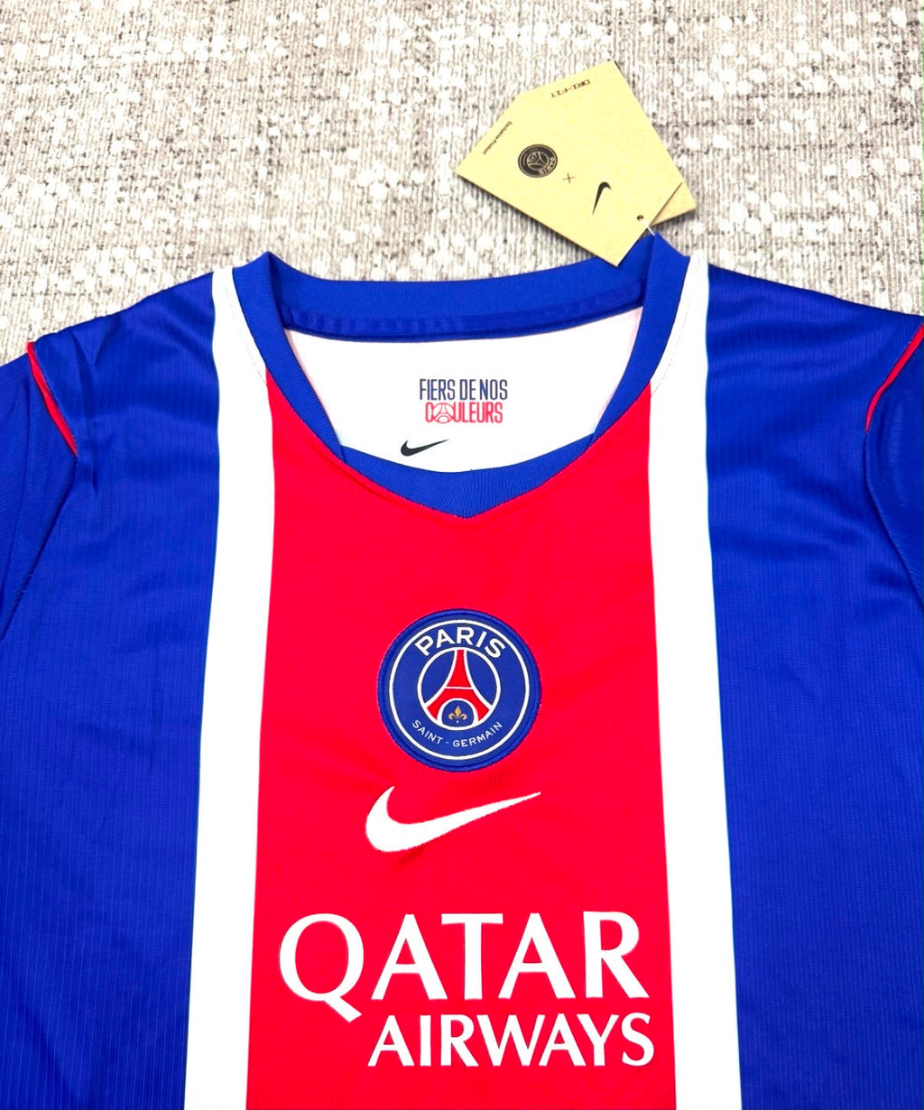 Détail écusson et sponsor du maillot domicile Paris Saint-Germain 2026/27