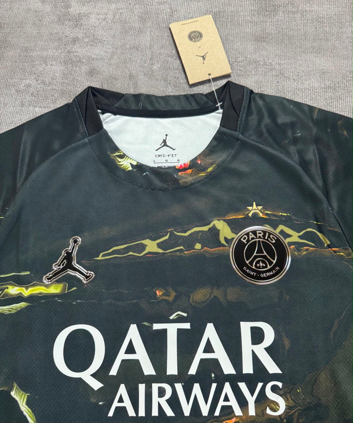 Détail maillot PSG x Jordan - écusson, Jumpman et Qatar Airways