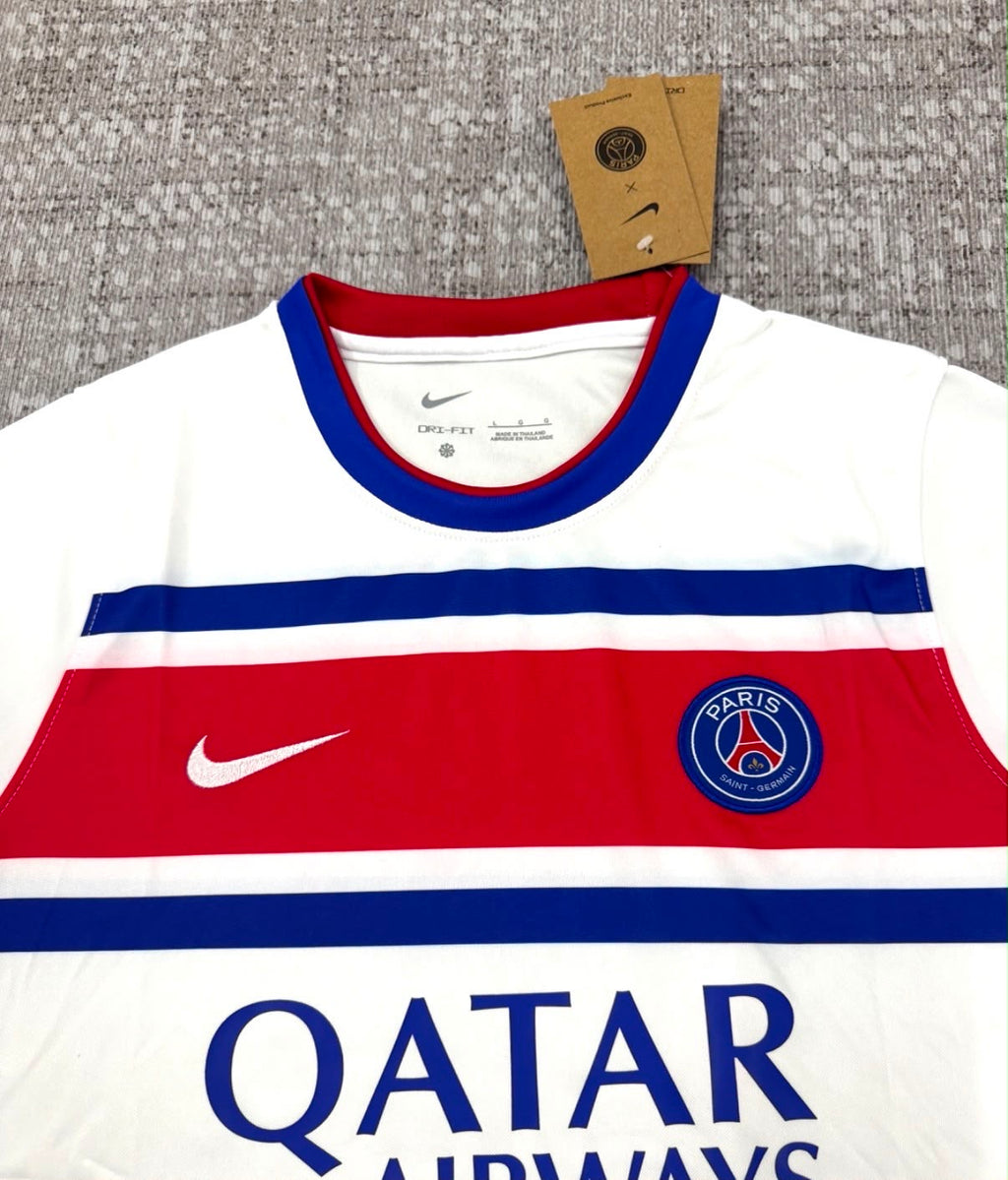 Paris Saint-Germain maillot blanc rouge et bleu détail face