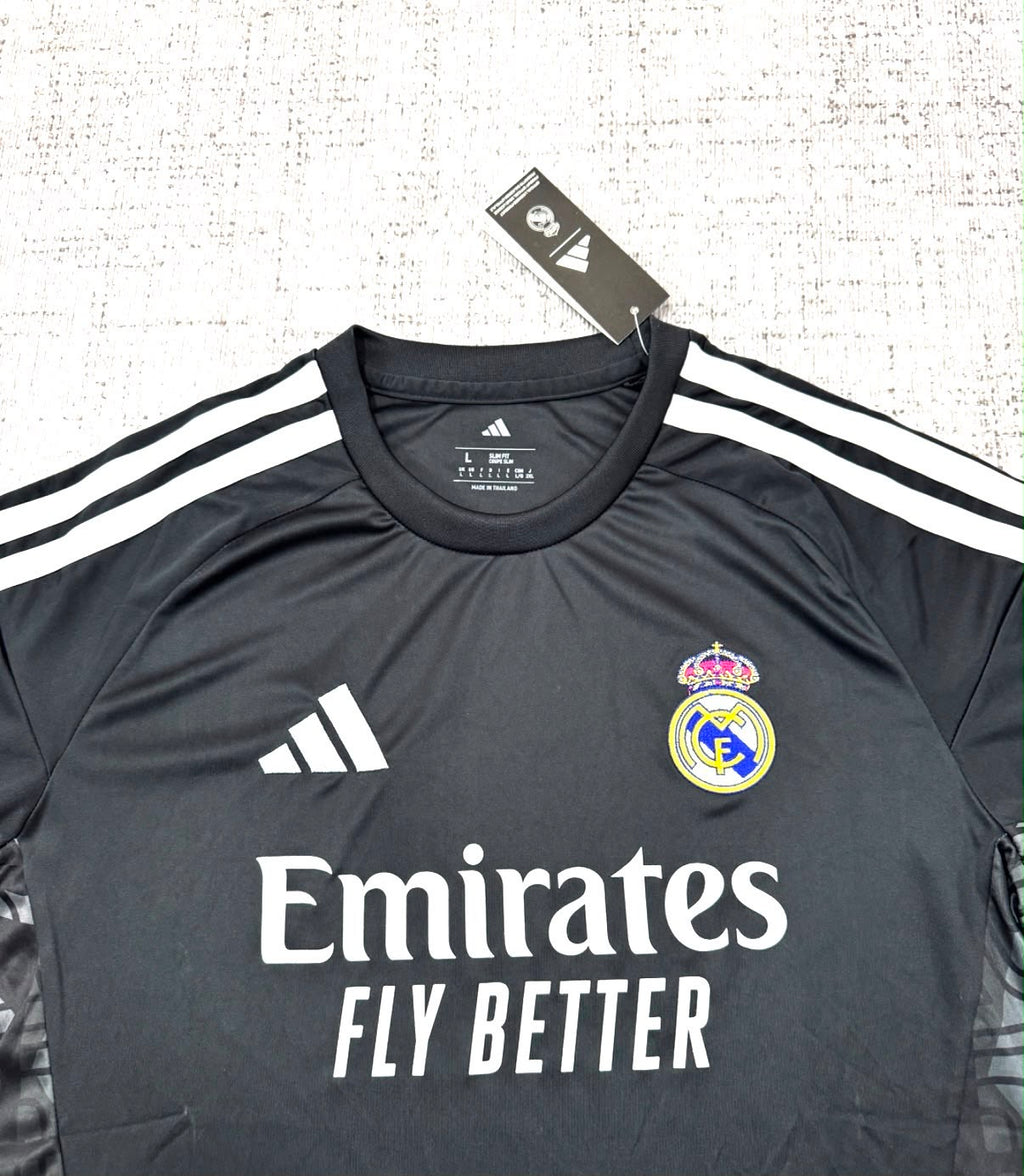 Détail écusson et sponsor du maillot gardien Real Madrid 2026/27 noir