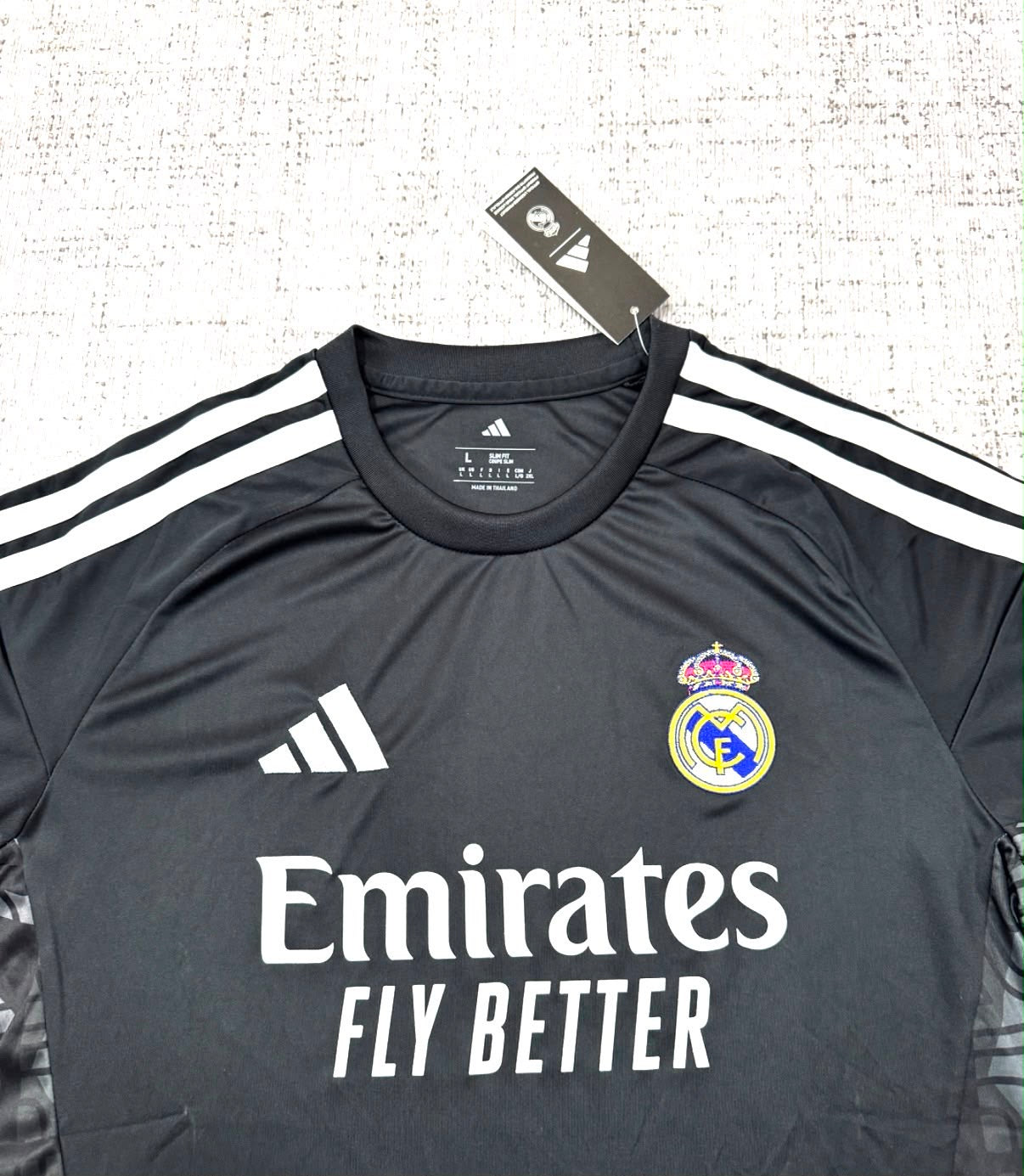 Détail écusson et sponsor du maillot gardien Real Madrid 2026/27 noir