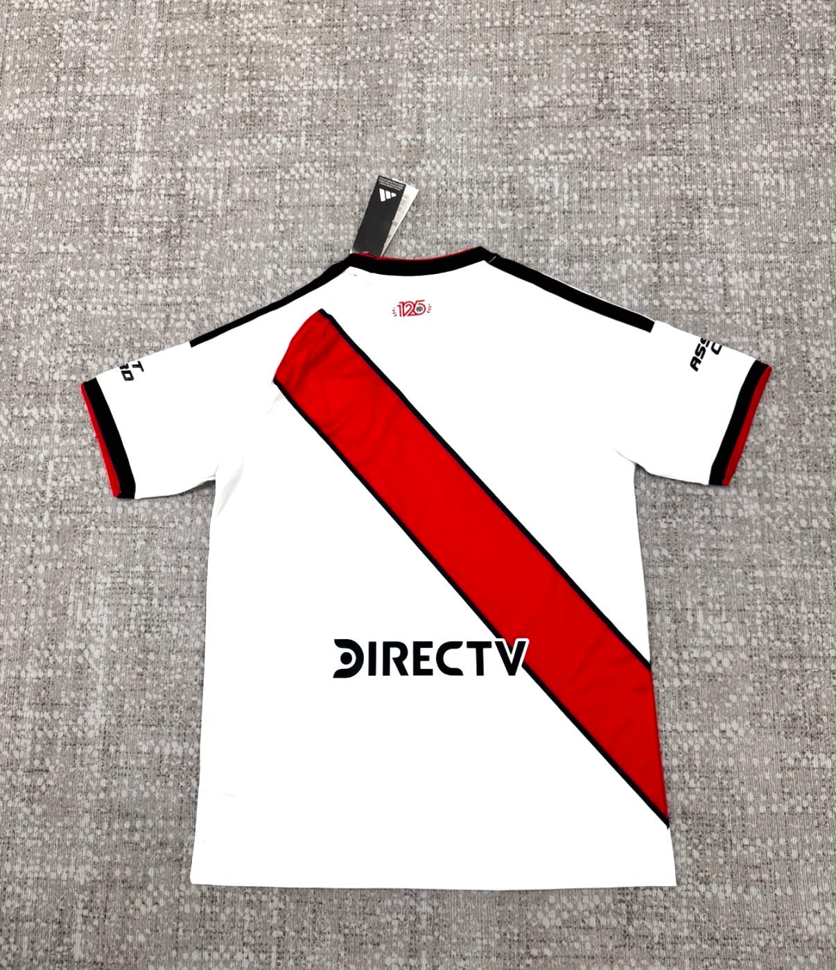 River Plate maillot domicile blanc et rouge vue de dos