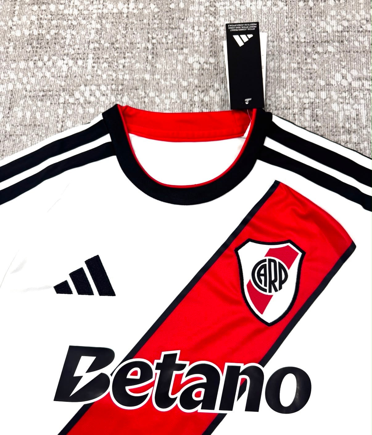 River Plate maillot blanc et rouge détail poitrine
