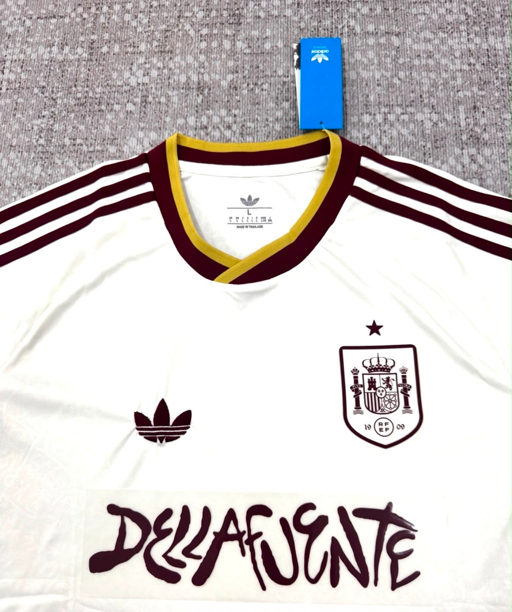 Détail col écusson et graphisme du maillot extérieur Espagne 2026