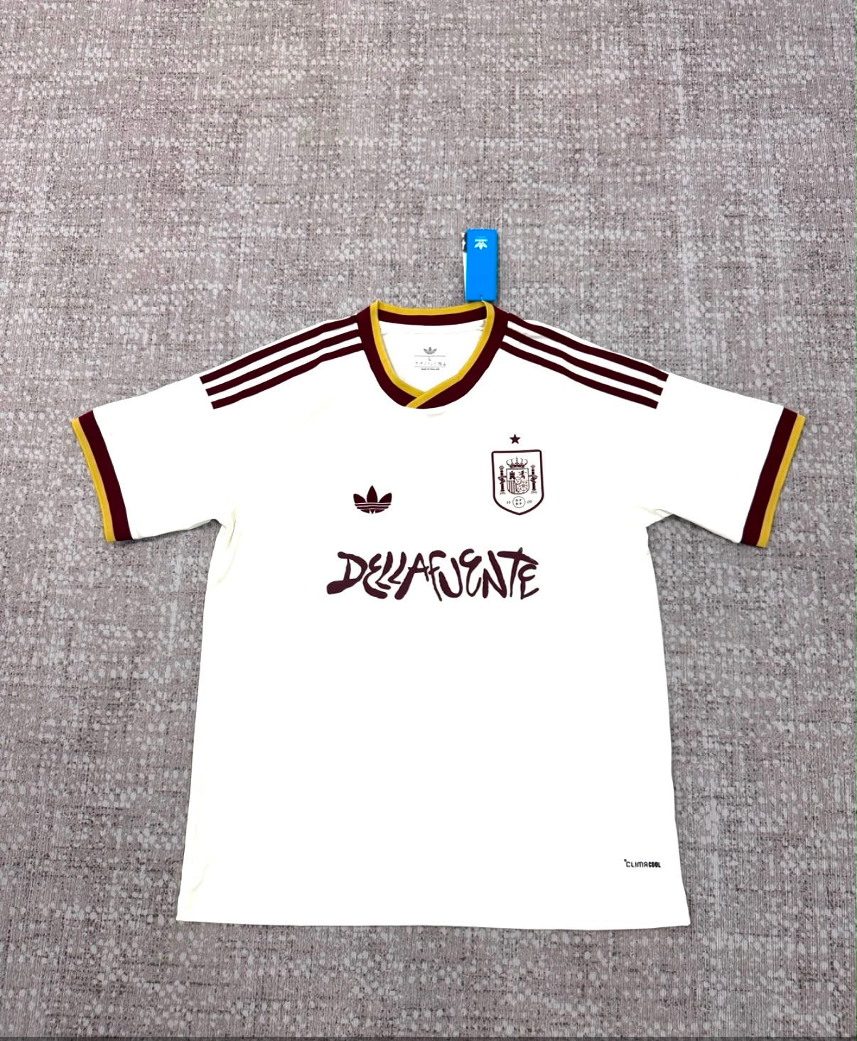 Maillot extérieur Espagne Coupe du Monde 2026 blanc cassé bordeaux vue de face