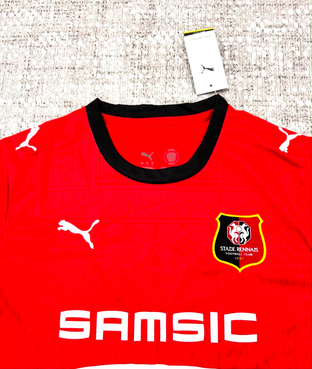 Détail maillot domicile Stade Rennais rouge