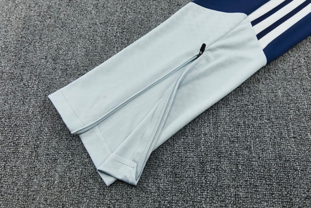 Survêtement Argentine - détail des bandes du pantalon bleu marine