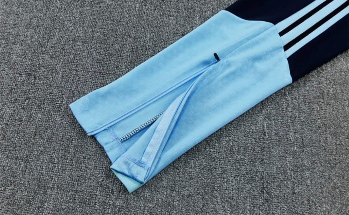 Survêtement Argentine - détail bas de pantalon bleu ciel zippé