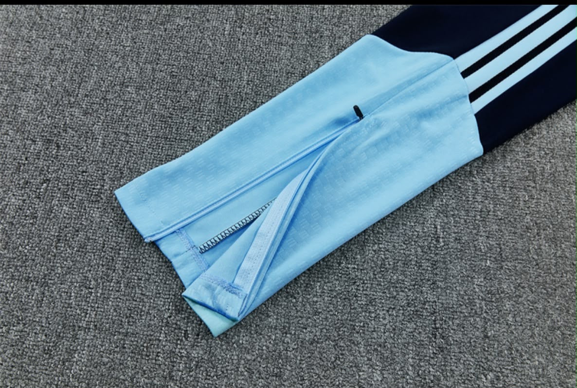 Survêtement Argentine - détail du bas de pantalon zippé bleu ciel