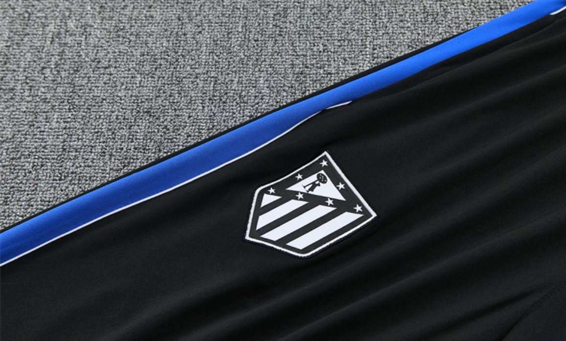 Survêtement Atlético Madrid noir et bleu - détail écusson pantalon