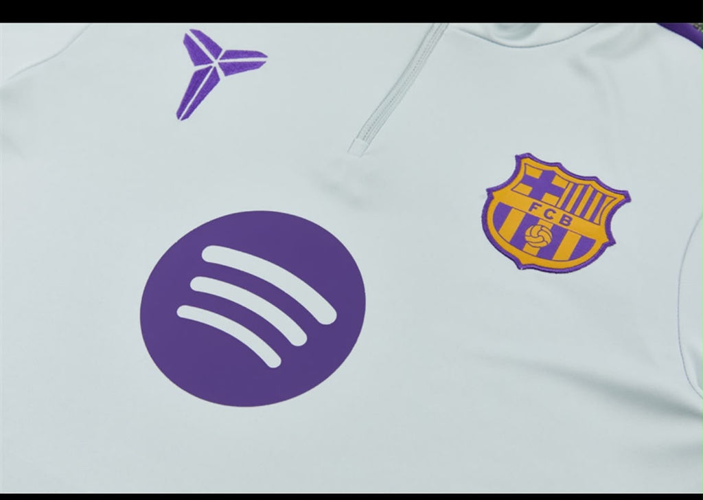 Survêtement FC Barcelona blanc violet - détail poitrine