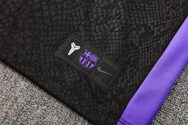 Détail logo et finition survêtement FC Barcelone noir violet
