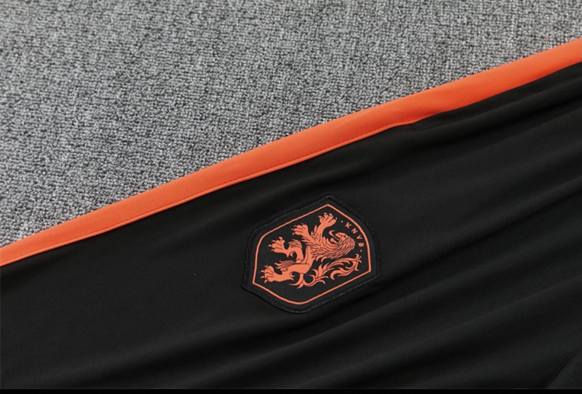 Survêtement Pays-Bas noir et orange - détail écusson