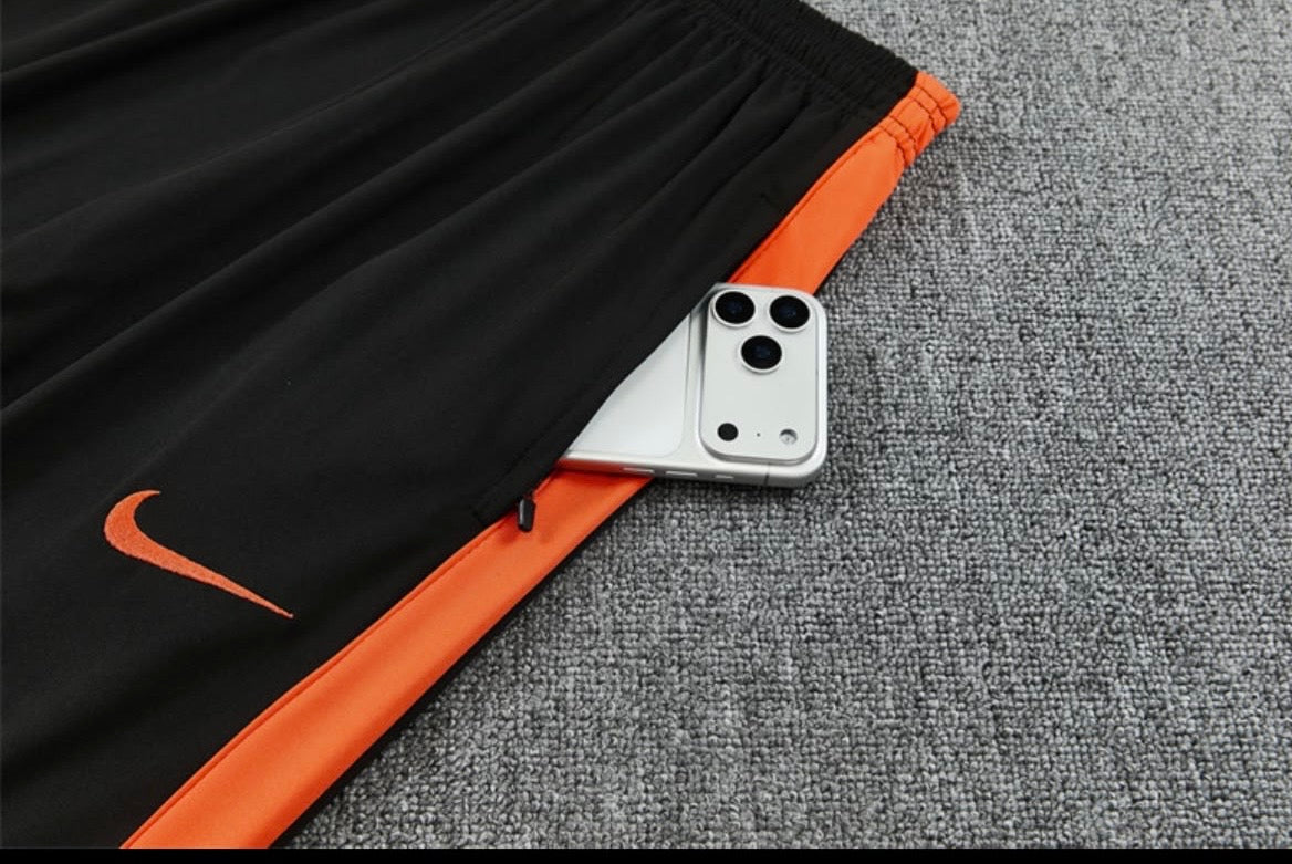 Survêtement Pays-Bas noir et orange - détail pantalon et poche