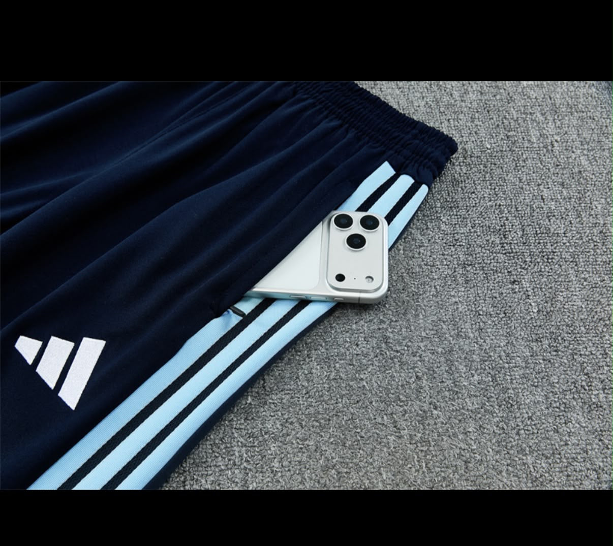 Survêtement Real Madrid - détail du pantalon bleu marine