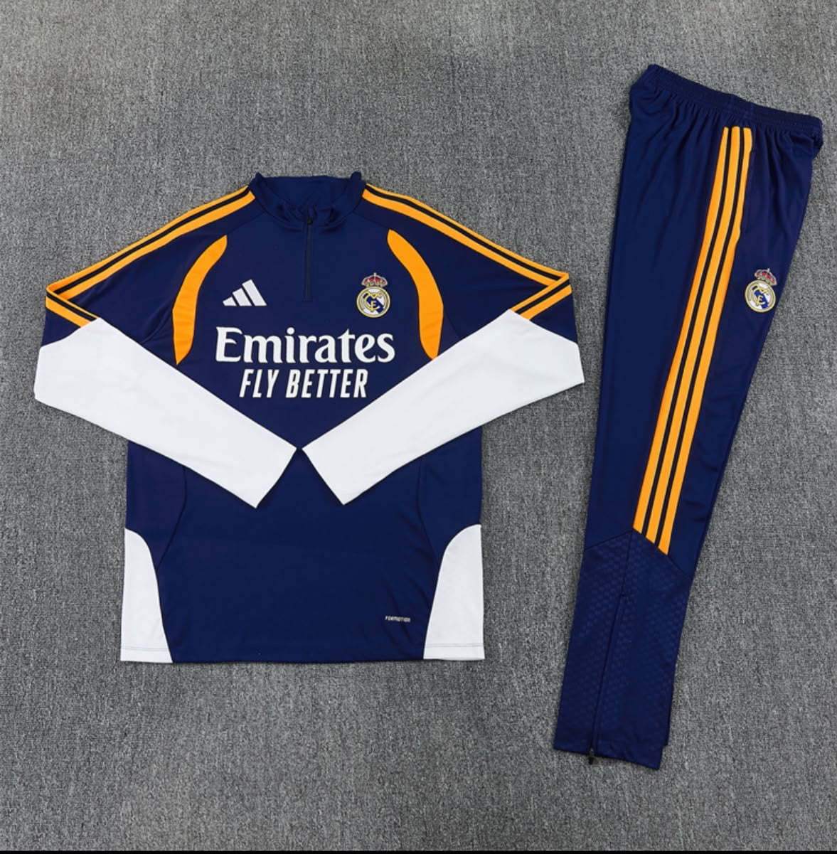 Survêtement Real Madrid bleu marine, orange et blanc - vue de face