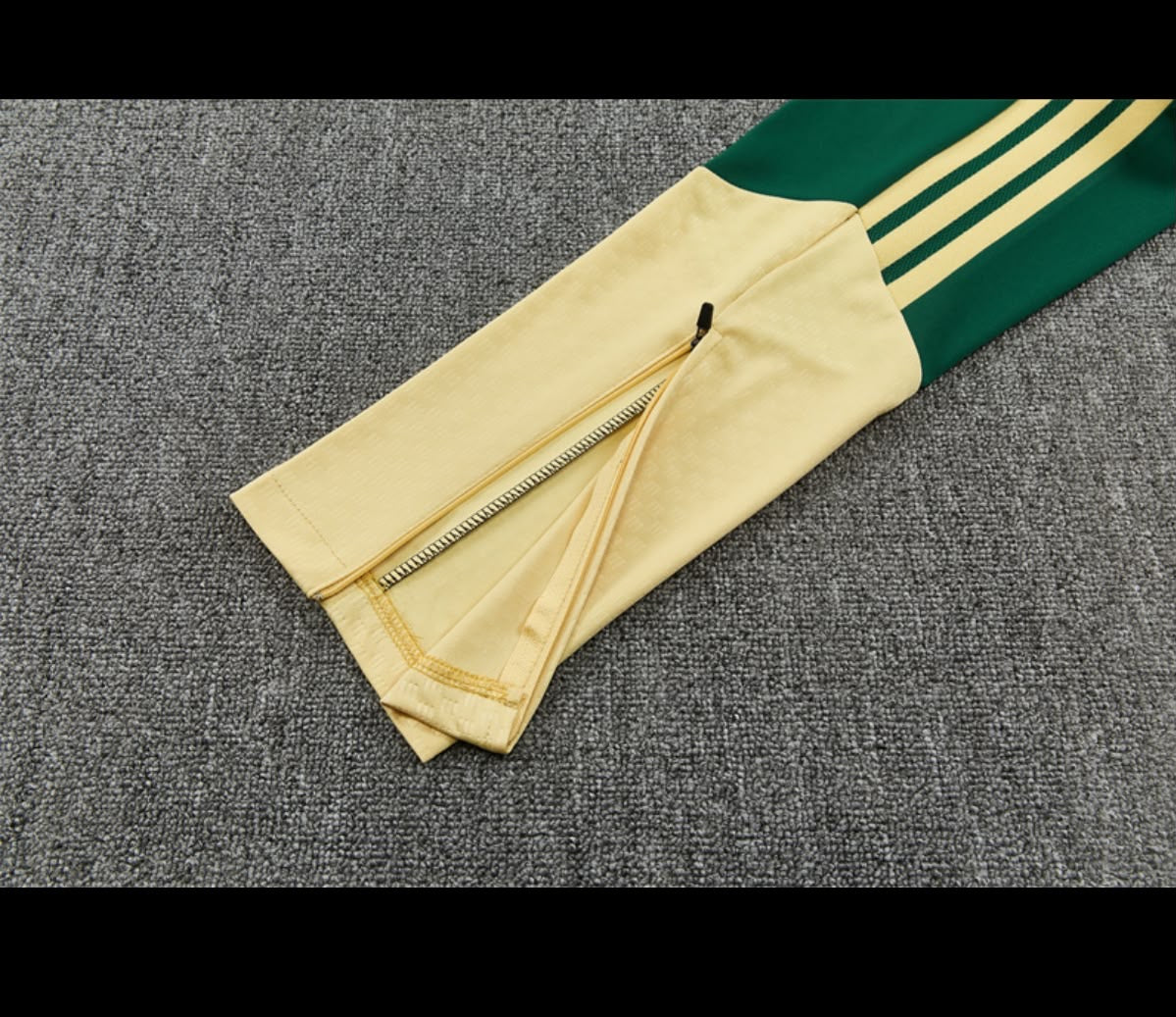 Survêtement Real Madrid vert et or - détail zip cheville