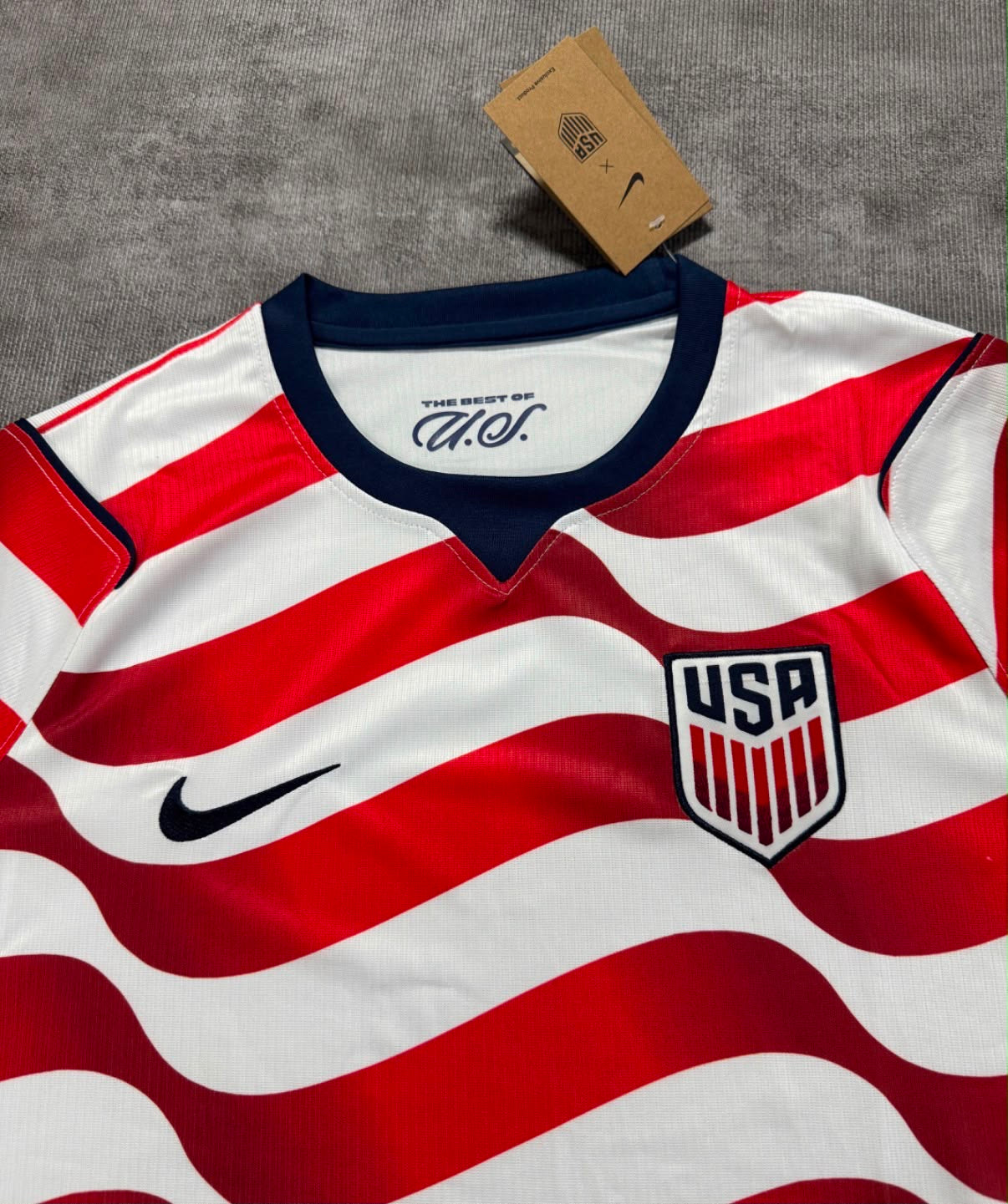 Maillot domicile USA 2026 rouge et blanc, détail face